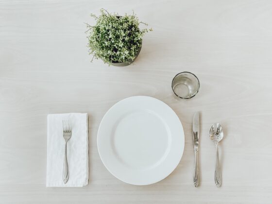 featured image - How to Set a Beautiful and Elegant Table for Any Occasion
