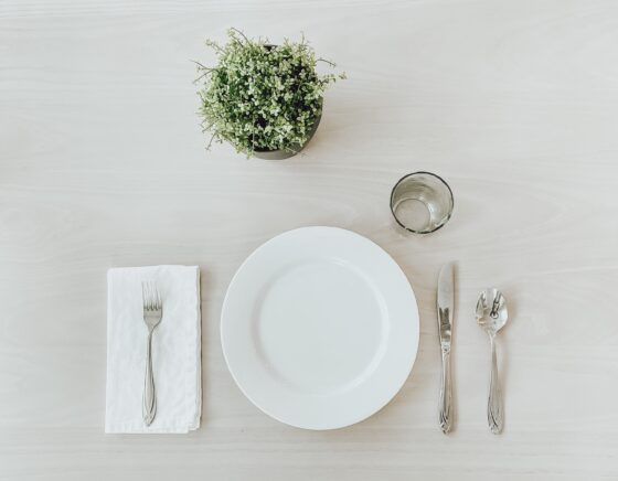 featured image - How to Set a Beautiful and Elegant Table for Any Occasion
